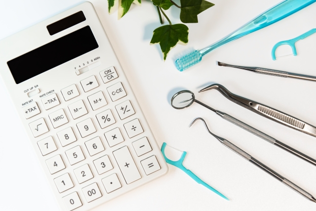 自費の入れ歯とは？保険との違い・費用・メリットを歯科医が徹底解説