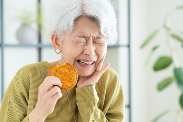 入れ歯に慣れるまで痛いのは普通？慣れるまでの目安と生活の工夫