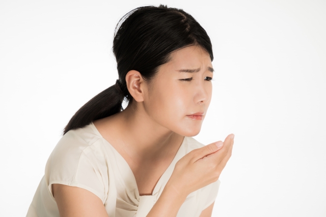 気持ち悪い入れ歯を我慢しないで！原因別の改善方法を解説