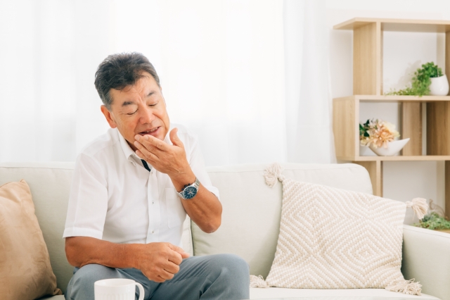 その違和感、年齢のせい？口腔機能低下症のチェック方法をわかりやすく解説