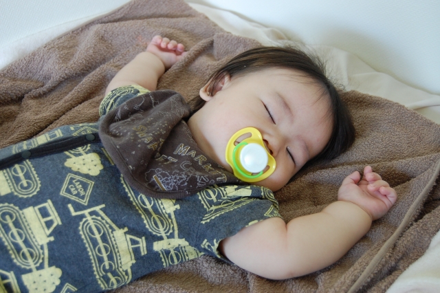 子供のおしゃぶりが歯並びに影響するのは本当？保護者が知っておきたい基礎知識